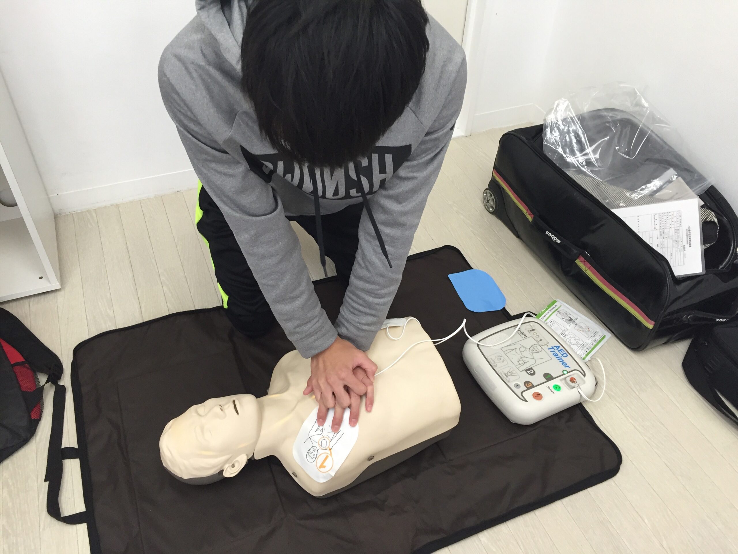 スタッフによるAED・心肺蘇生法の講習風景