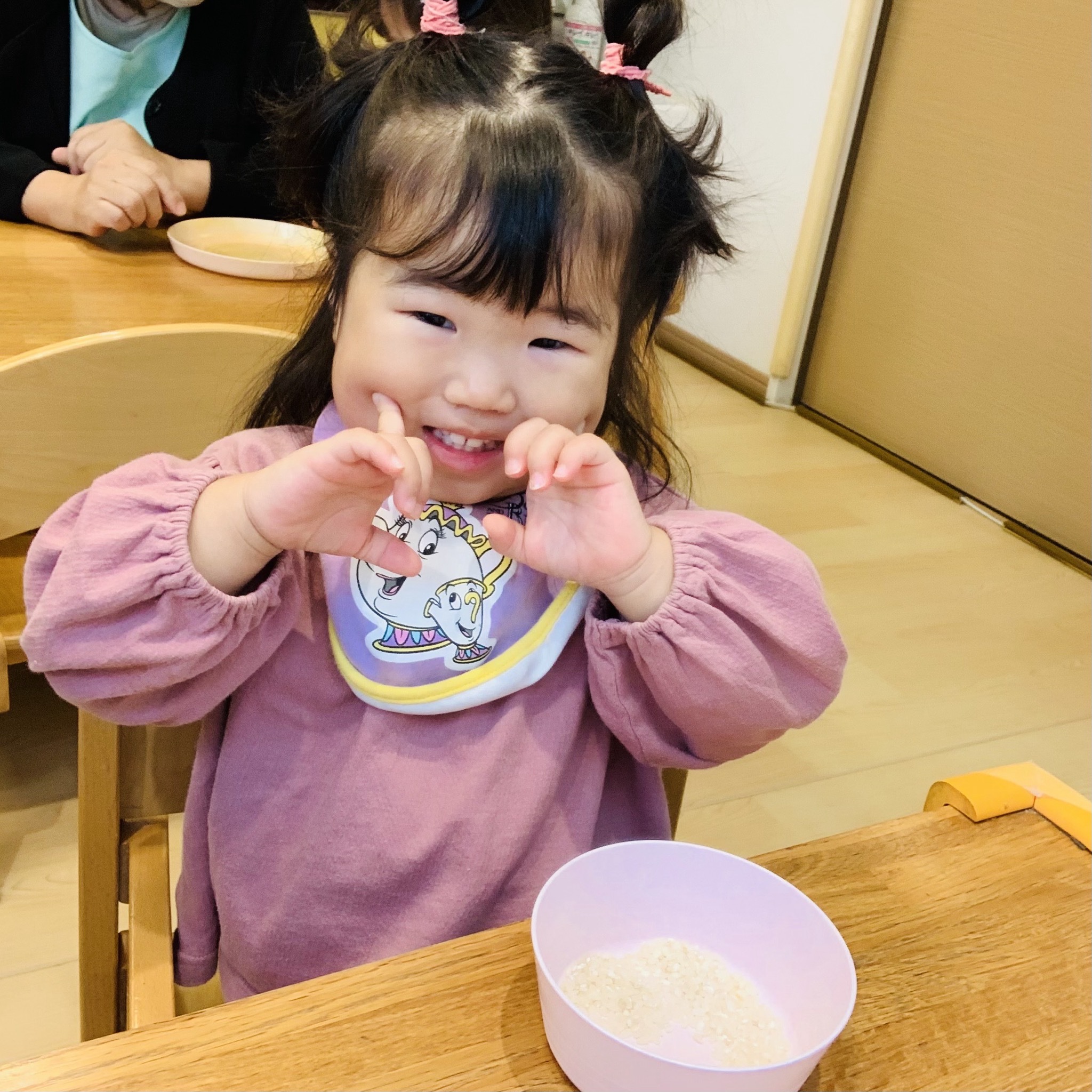 稲穂に触れる子ども